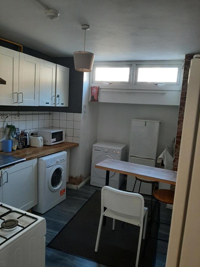 Single Room With Underbed 8 London Exterior photo